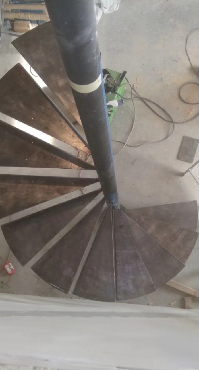 Лестница винтовая металлическая