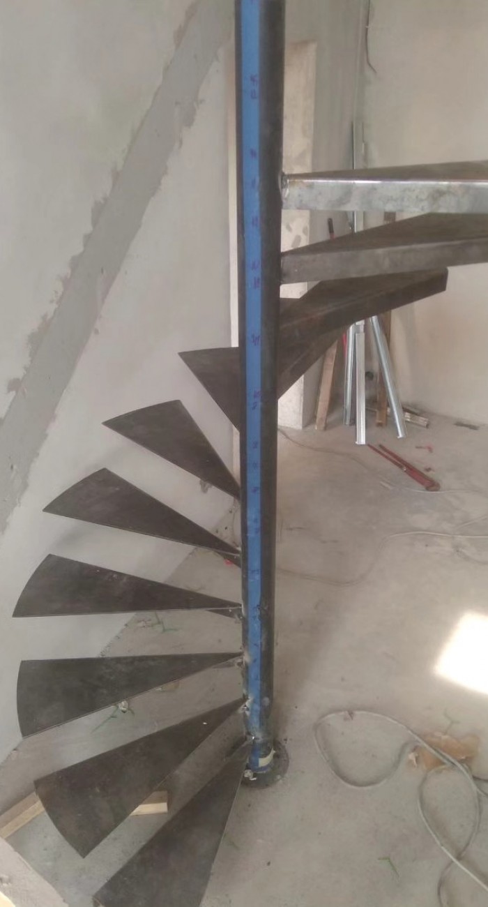 Лестница винтовая металлическая