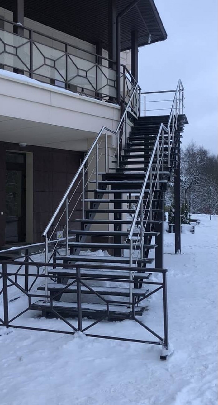 Лестница металлическая уличная