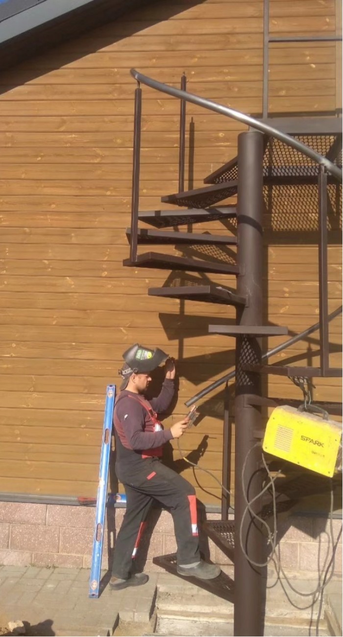 Лестница уличная винтовая